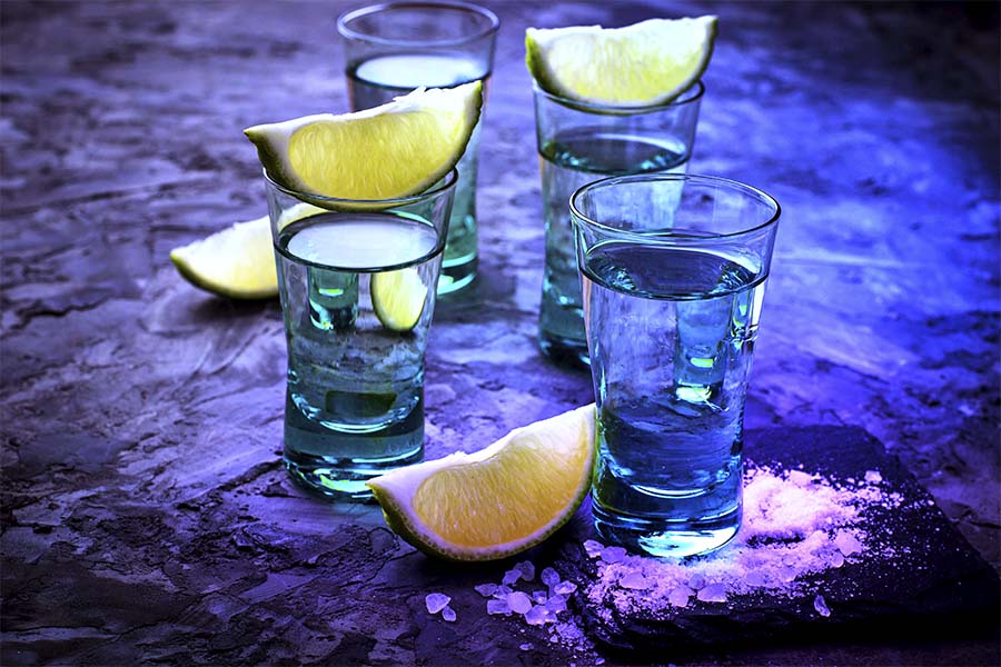 Shot de bienvenida gratis en el bar para hombres strip clubs